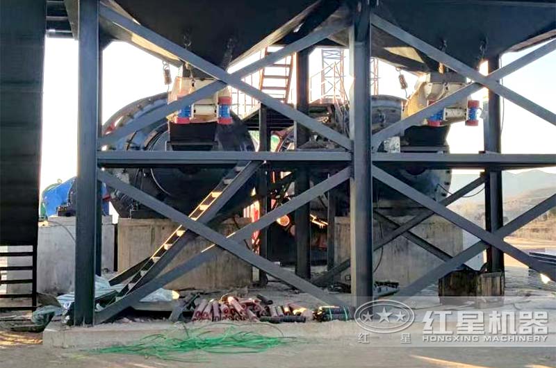 西安時產500噸大型磨石頭球磨機安裝現(xiàn)場 西安時產500噸大型磨石頭球磨機安裝現(xiàn)場