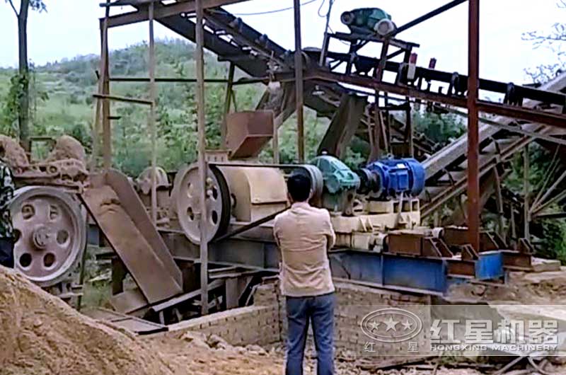 齒輥破碎機(jī)加工鵝卵石機(jī)制砂現(xiàn)場 齒輥破碎機(jī)加工鵝卵石機(jī)制砂現(xiàn)場