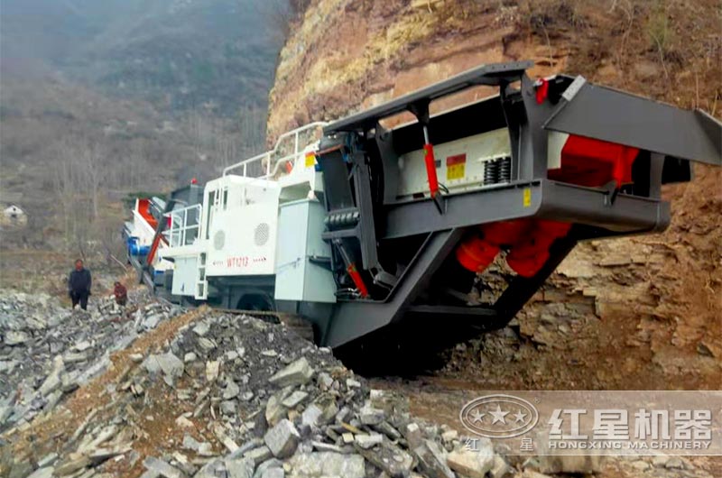 露天采礦碎石移動(dòng)式破碎機(jī)現(xiàn)場(chǎng) 露天采礦碎石移動(dòng)式破碎機(jī)現(xiàn)場(chǎng)