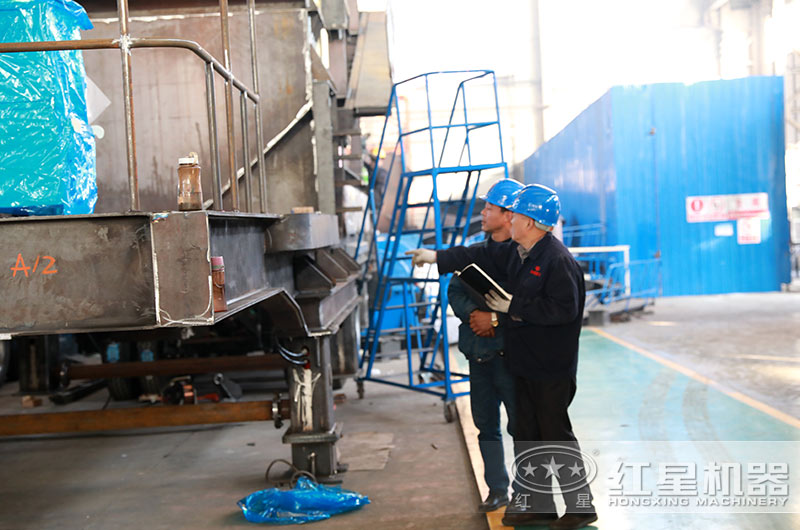 為保證質量，老師傅現(xiàn)場指導設備生產(chǎn)