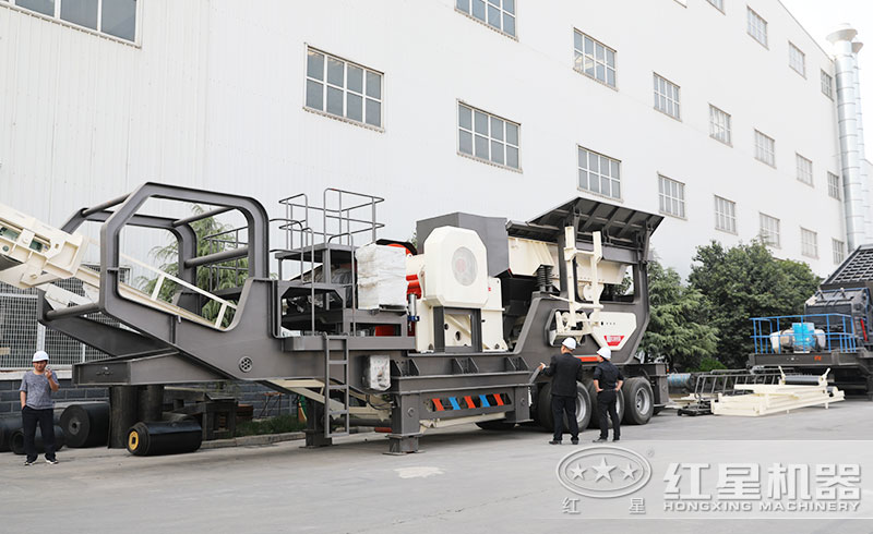 客戶(hù)參觀(guān)顎式移動(dòng)破石機(jī)