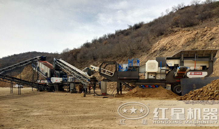 時產(chǎn)200噸移動破碎設(shè)備生產(chǎn)現(xiàn)場，運(yùn)行平穩(wěn)，不間斷作業(yè)