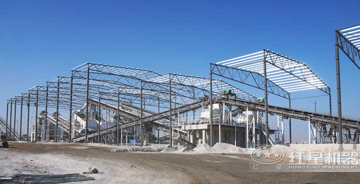 時產800噸生產現場，多臺設備同時作業